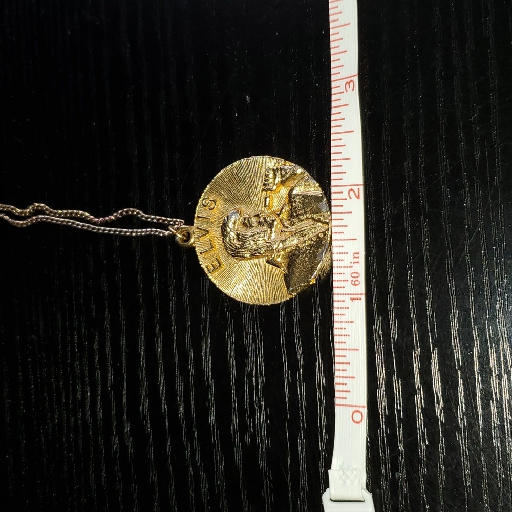 LARGE GOLD TONE VINTAGE ELVIS PRESLEY PENDANT